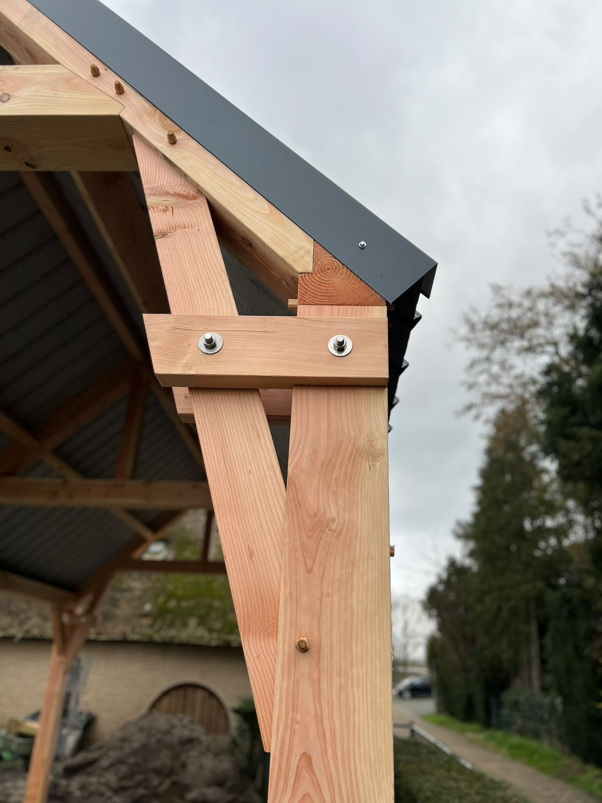 Verbinding van staander, schoor en gording onder de dakrand