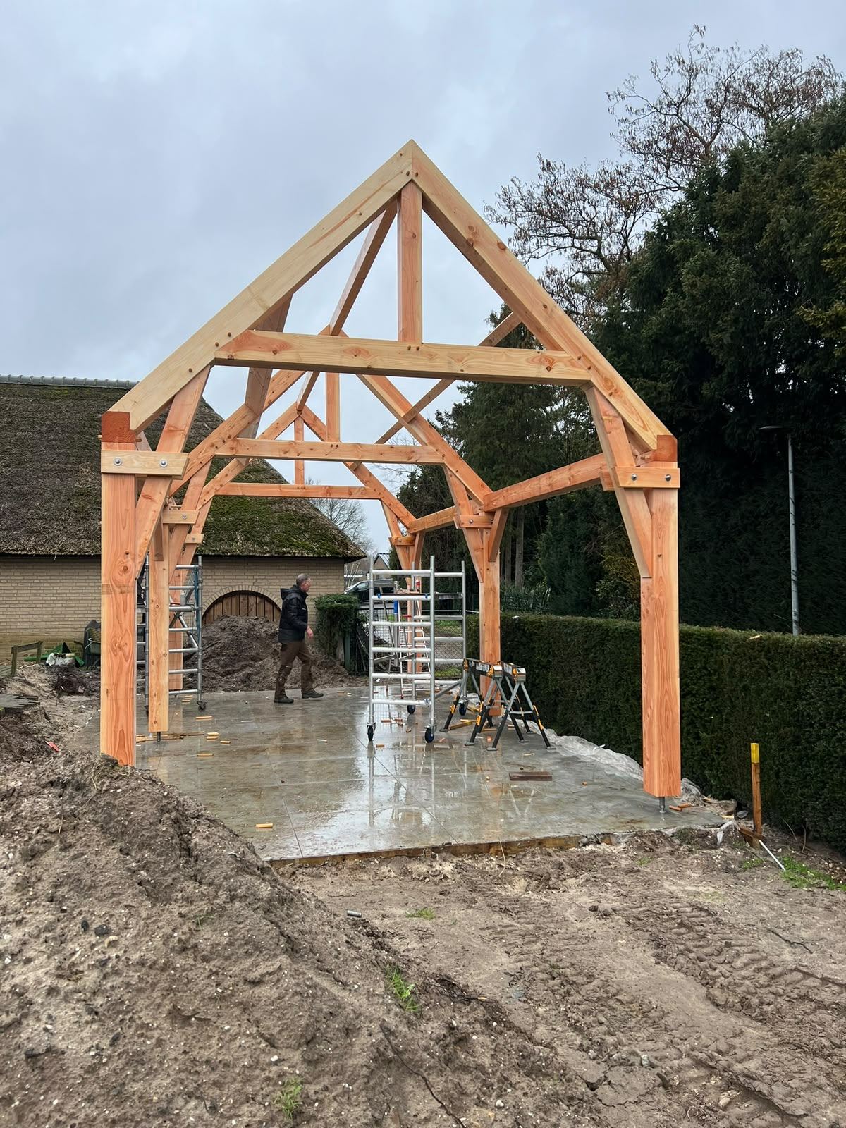 Opgesteld douglas spant met schoren op de bouwplaats