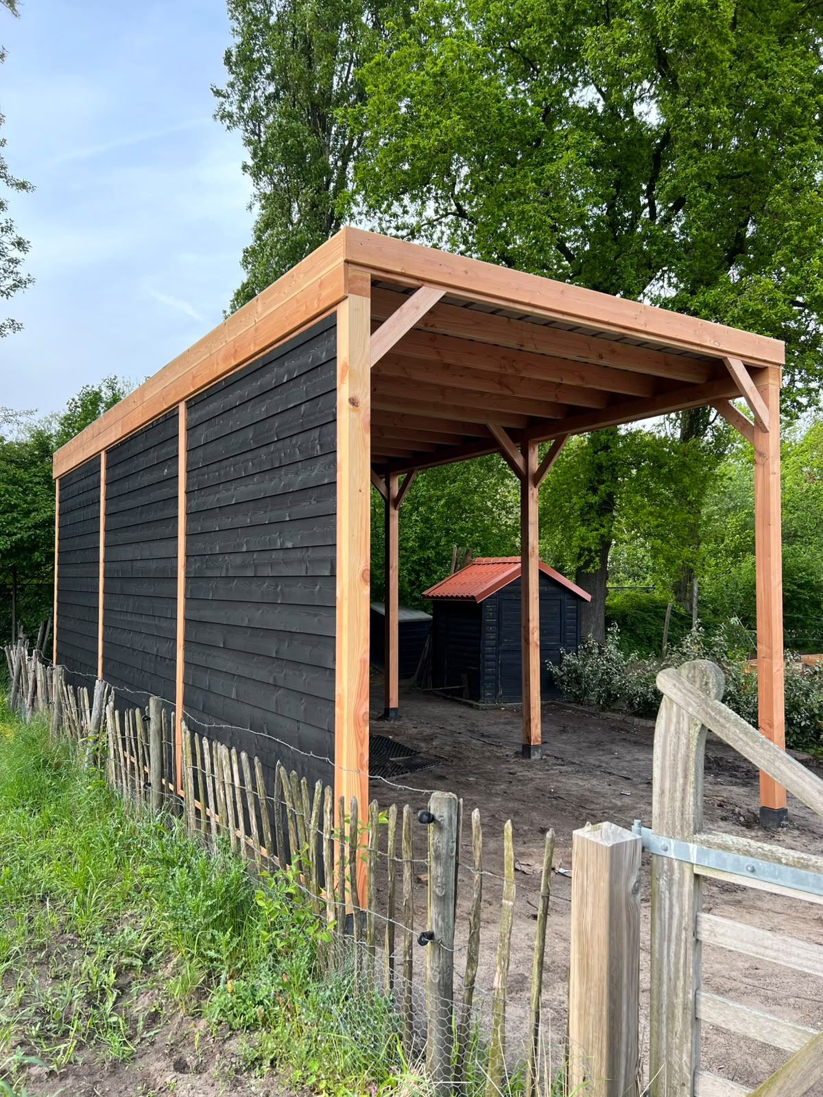 Schuilstal met bergingsdeel langs een houten weidehek